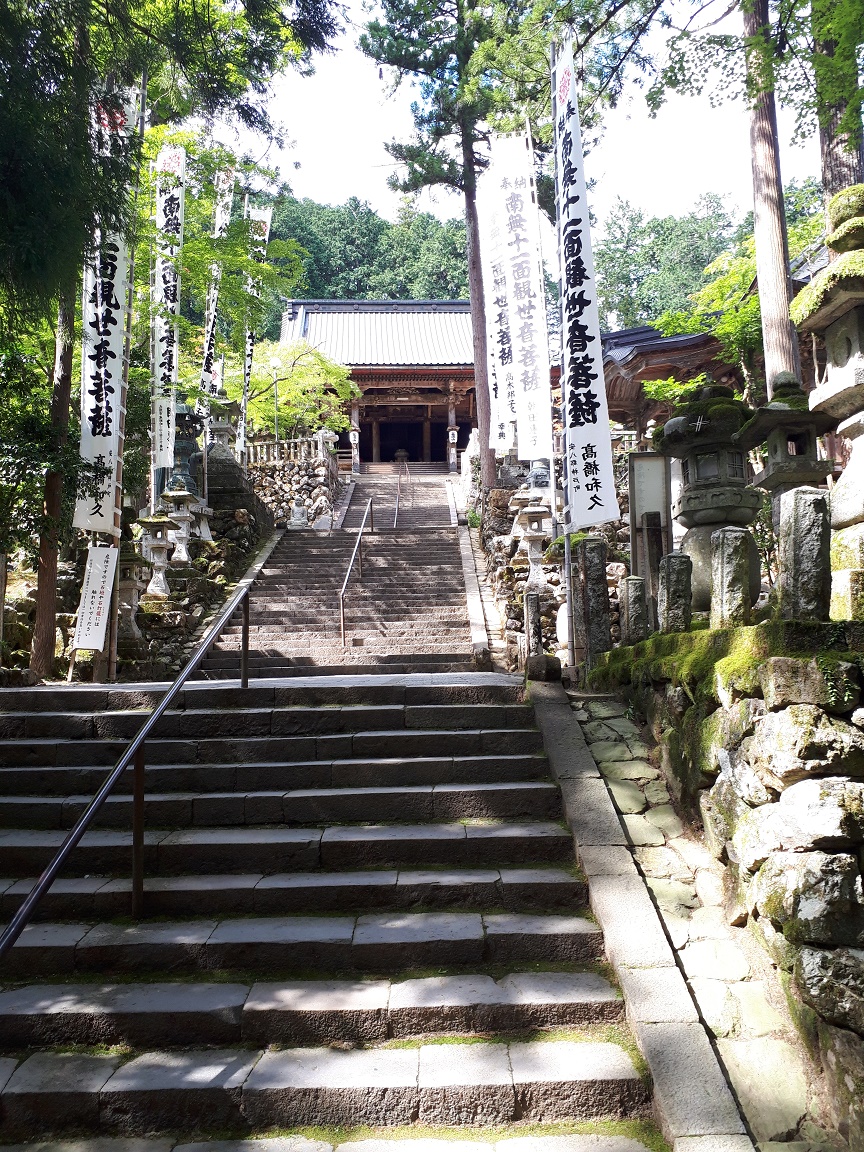 本堂への階段(華厳寺)